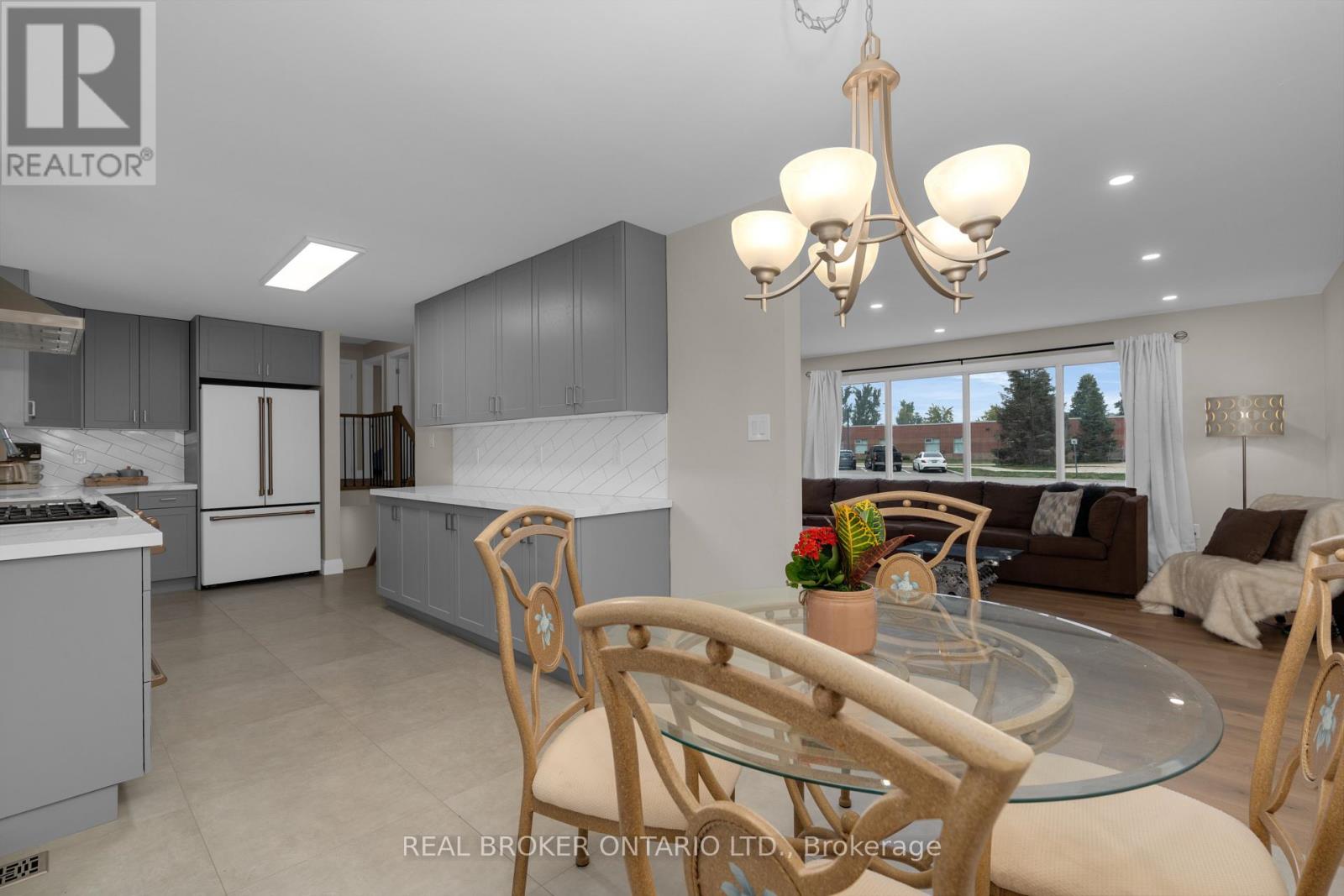 17 Locke Avenue, Clearview (Stayner), Ontario  L0M 1S0 - Photo 8 - S12427999