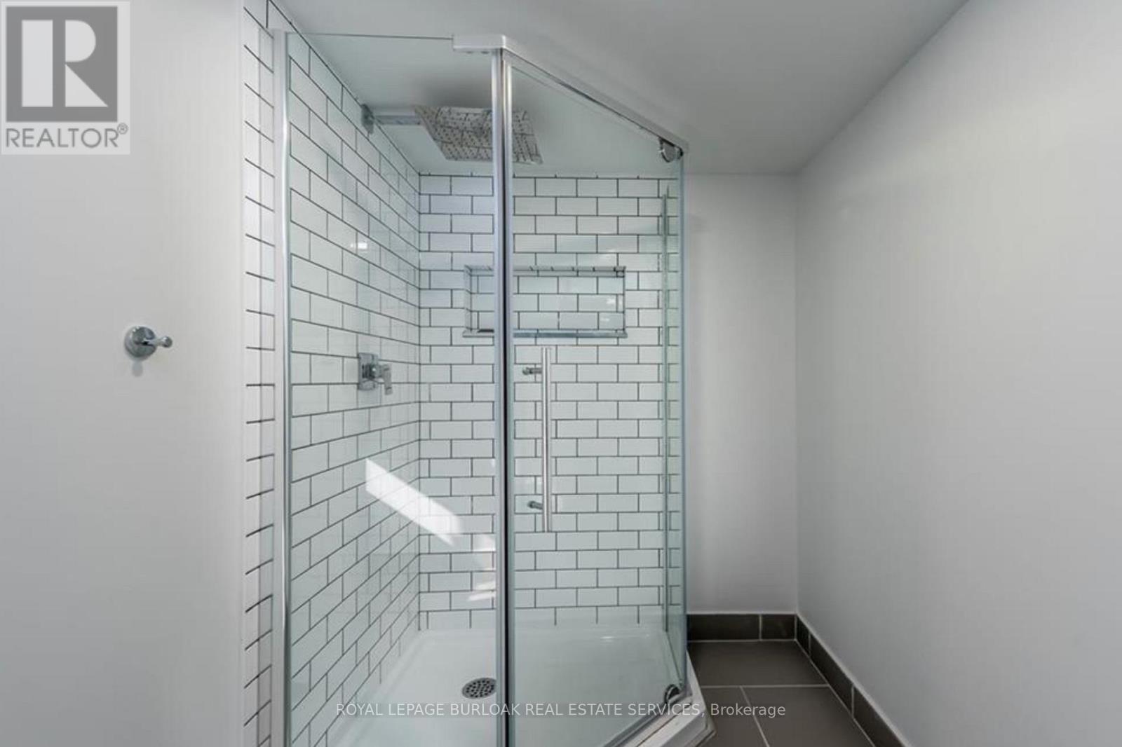 Lower - 257 East 17th Street, Hamilton, Ontario  L9A 4M6 - Photo 11 - X12653230