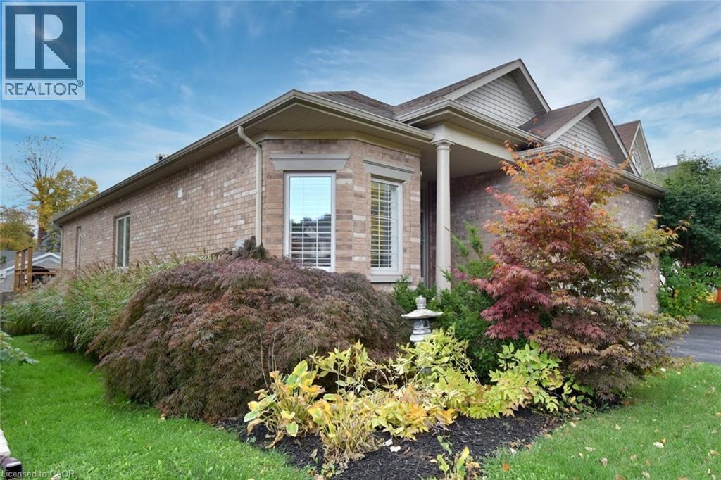 35 Riding Park Place, Dundas, Ontario  L9H 0B1 - Photo 2 - 40780948