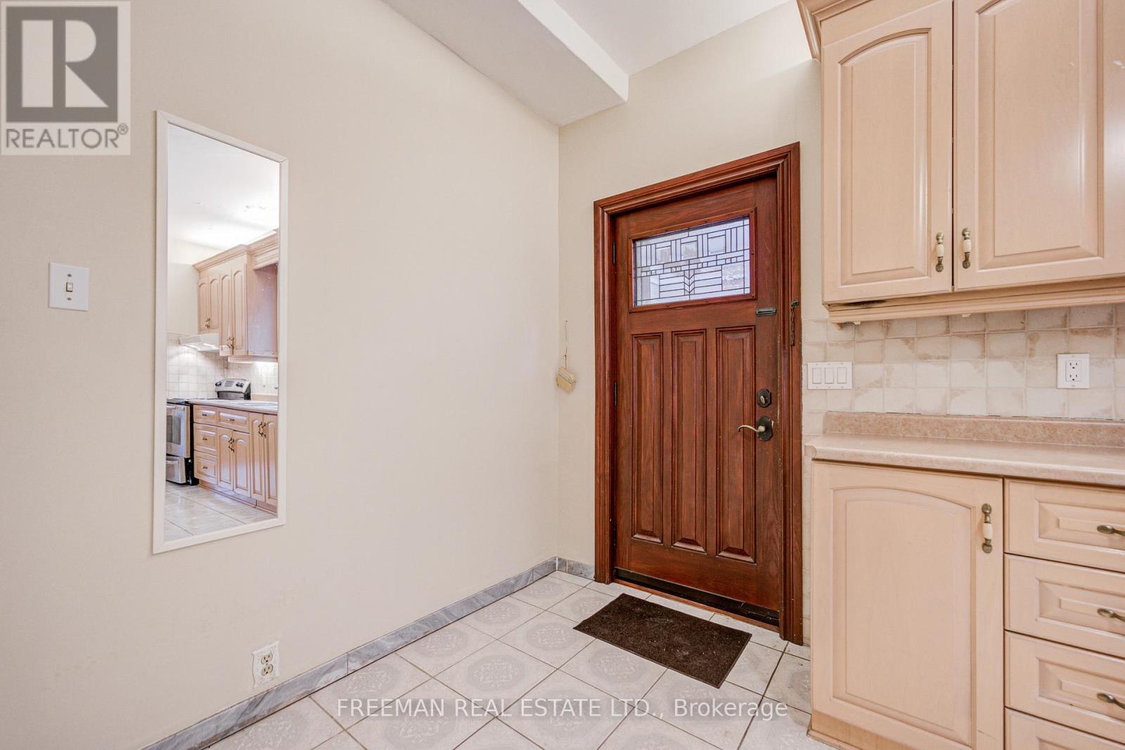 Main Fl - 756 Eculid Avenue, Toronto, Ontario  M6G 2V2 - Photo 6 - C12653276