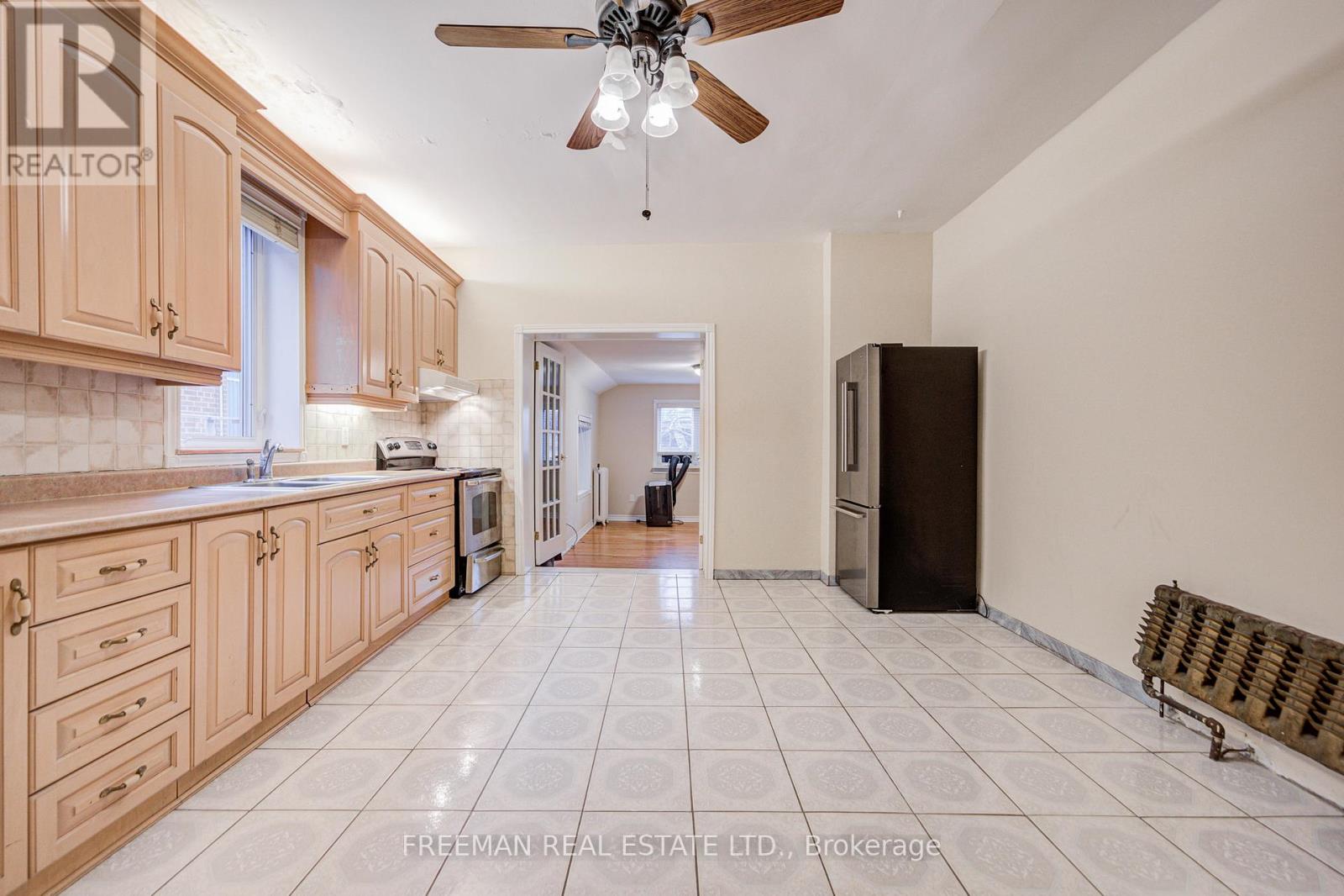 Main Fl - 756 Eculid Avenue, Toronto, Ontario  M6G 2V2 - Photo 7 - C12653276