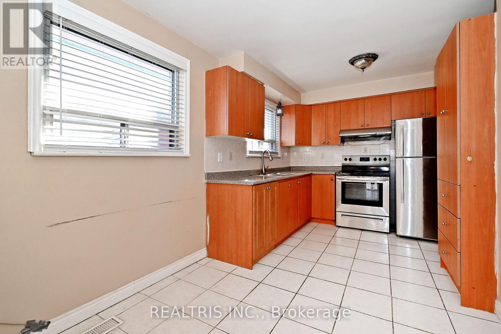 7308 Cambrett Drive, Mississauga, Ontario  L4T 2R5 - Photo 10 - W12653298