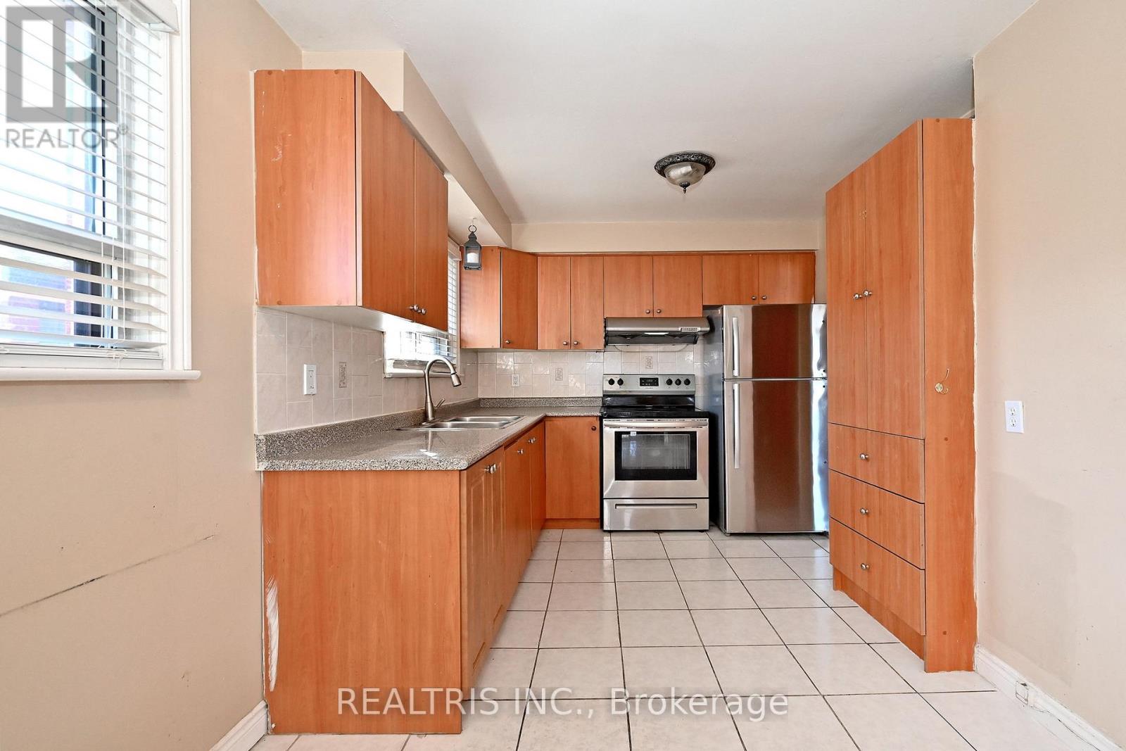 7308 Cambrett Drive, Mississauga, Ontario  L4T 2R5 - Photo 11 - W12653298