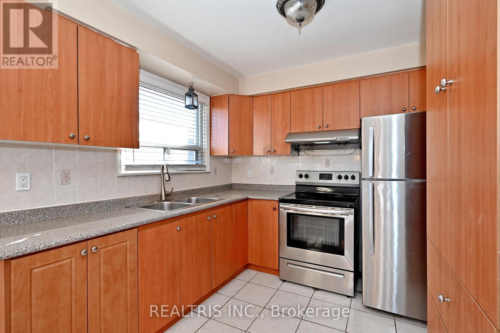 7308 Cambrett Drive, Mississauga, Ontario  L4T 2R5 - Photo 12 - W12653298