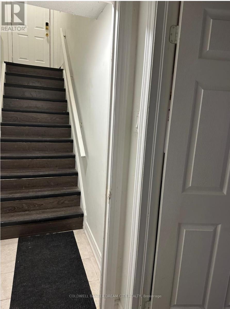 24 Tangleridge Boulevard, Brampton, Ontario  L6R 2X5 - Photo 3 - W12653304