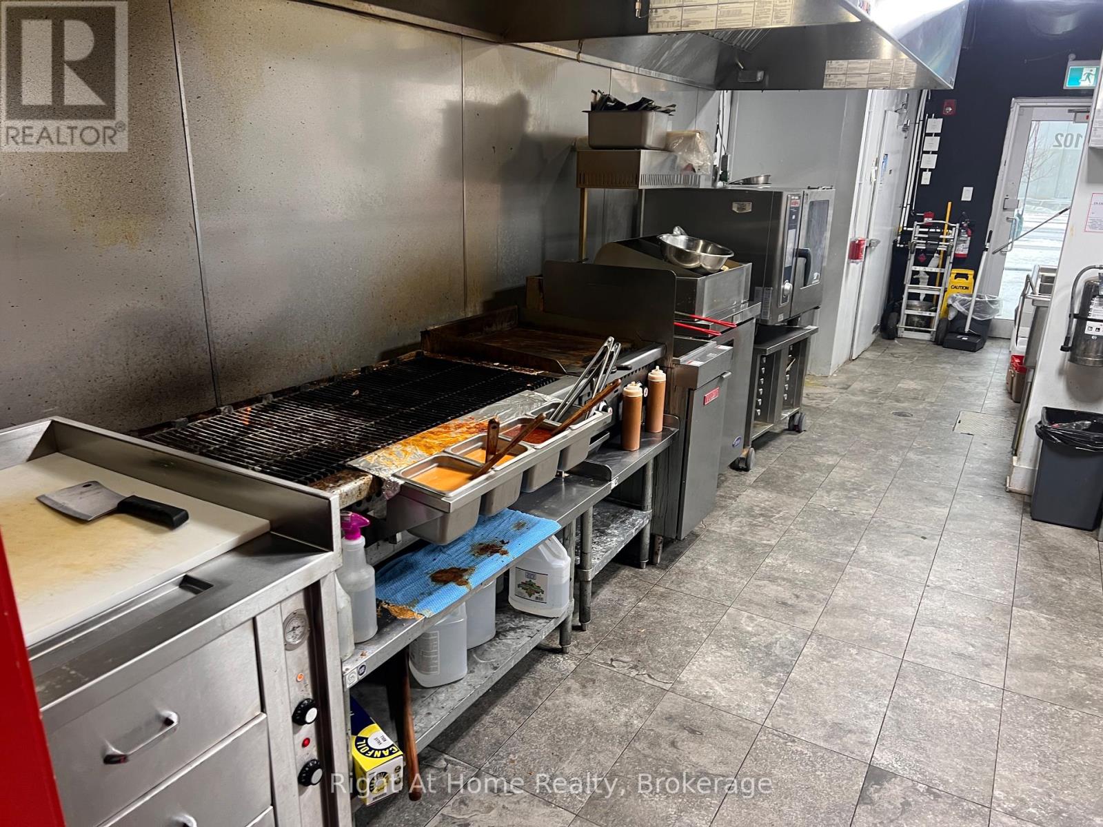 102 C - 1040 Garner Road W, Hamilton, Ontario  L9G 3K9 - Photo 1 - X12653326