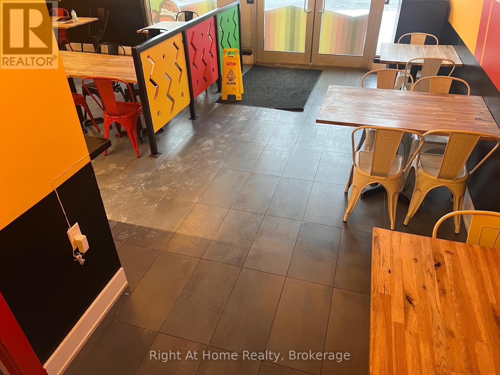 102 C - 1040 Garner Road W, Hamilton, Ontario  L9G 3K9 - Photo 10 - X12653326