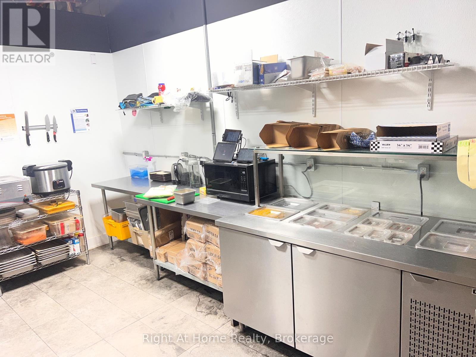 102 C - 1040 Garner Road W, Hamilton, Ontario  L9G 3K9 - Photo 2 - X12653326