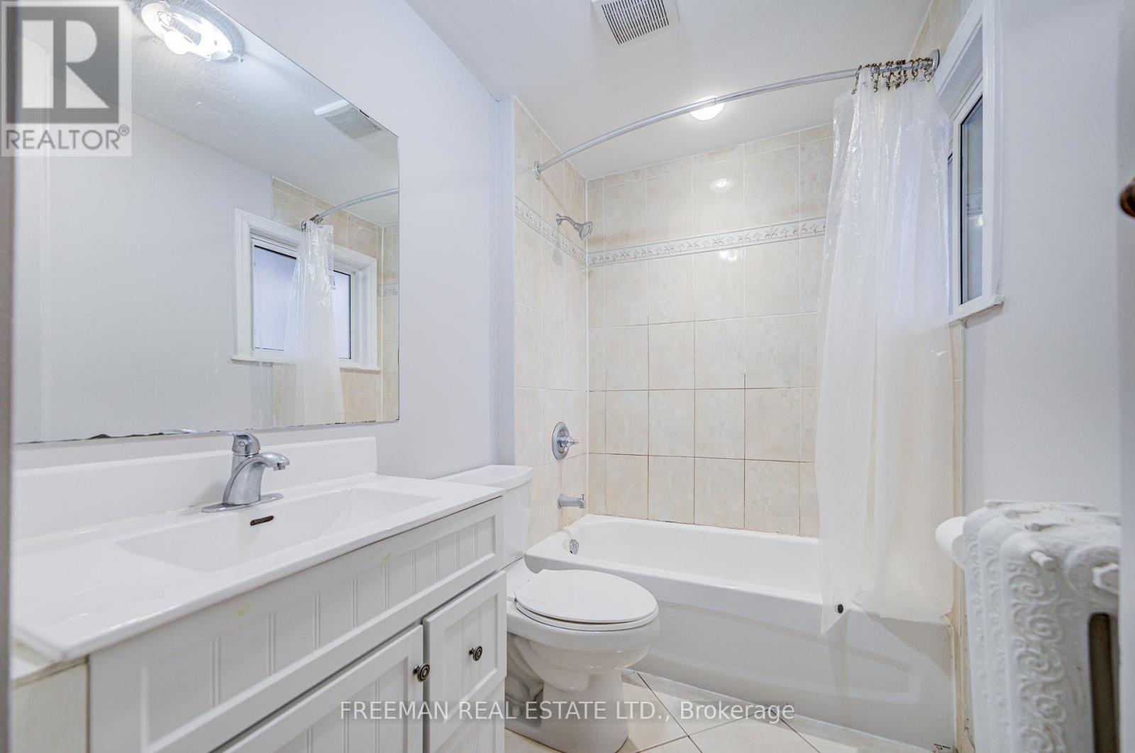 Main Fl - 756 Eculid Avenue, Toronto, Ontario  M6G 2V2 - Photo 15 - C12653276