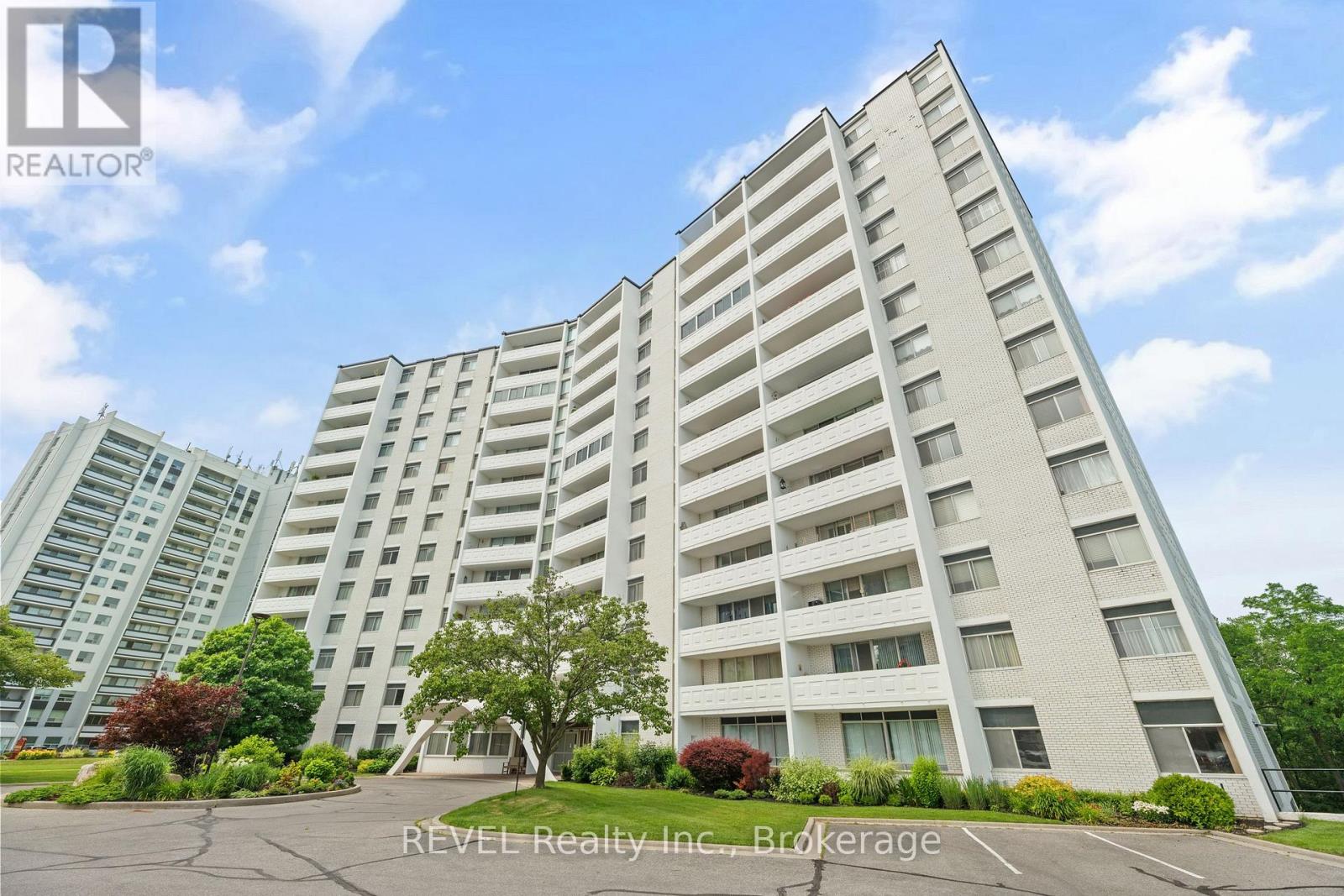 807 - 15 Towering Heights Boulevard, St. Catharines (Glendale/glenridge), Ontario  L2T 3G7 - Photo 1 - X12653402