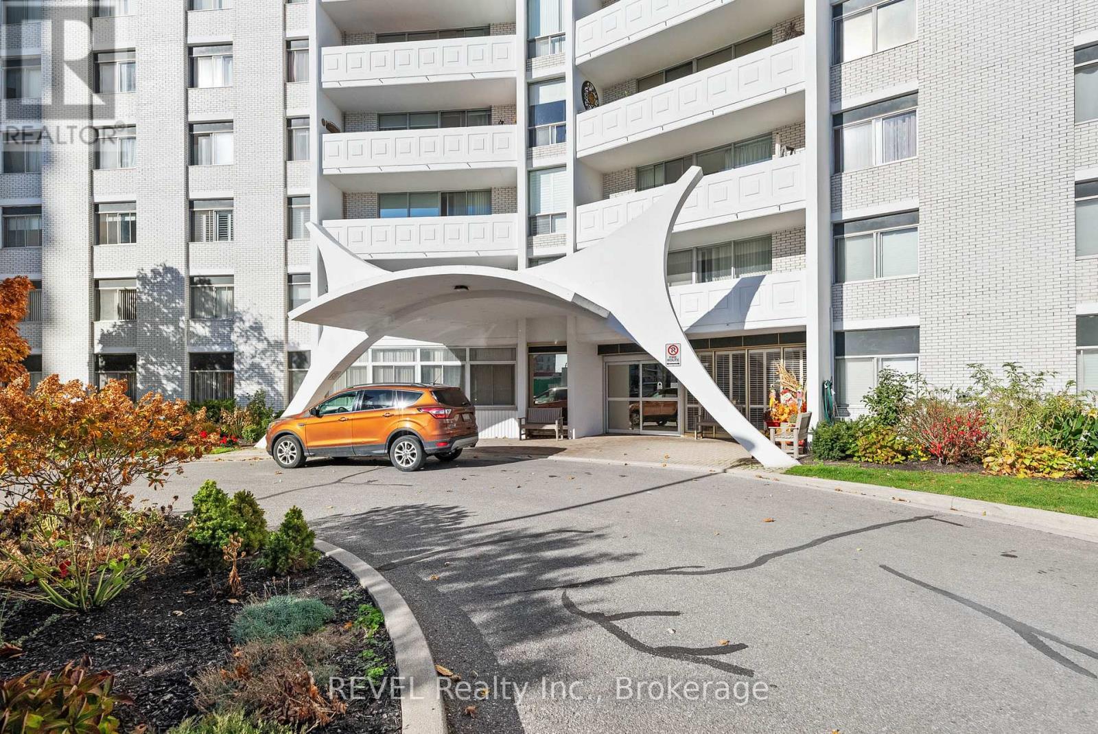 807 - 15 Towering Heights Boulevard, St. Catharines (Glendale/glenridge), Ontario  L2T 3G7 - Photo 2 - X12653402