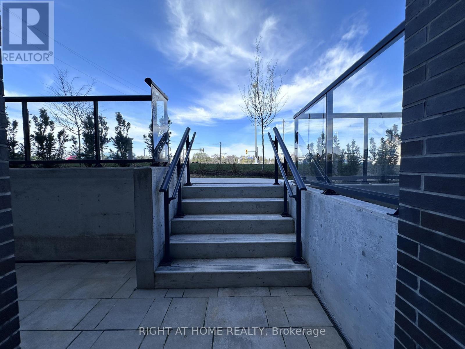 015 - 185 Deerfield Road, Newmarket, Ontario  L3Y 0G7 - Photo 3 - N12653406