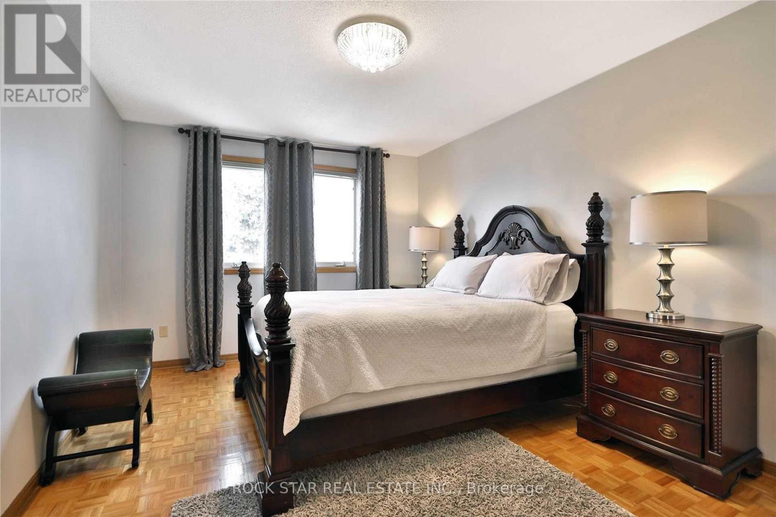 886 Wetherby Lane, Mississauga, Ontario  L4W 4S8 - Photo 10 - W12653408