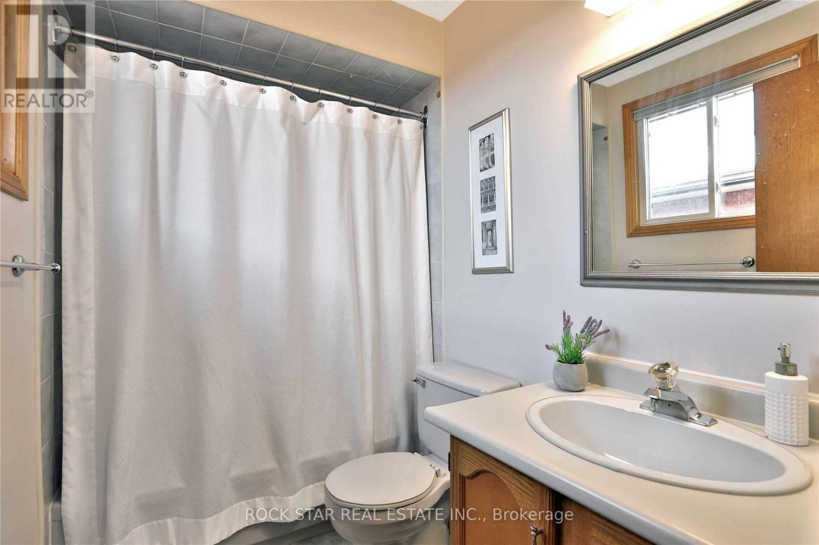 886 Wetherby Lane, Mississauga, Ontario  L4W 4S8 - Photo 11 - W12653408