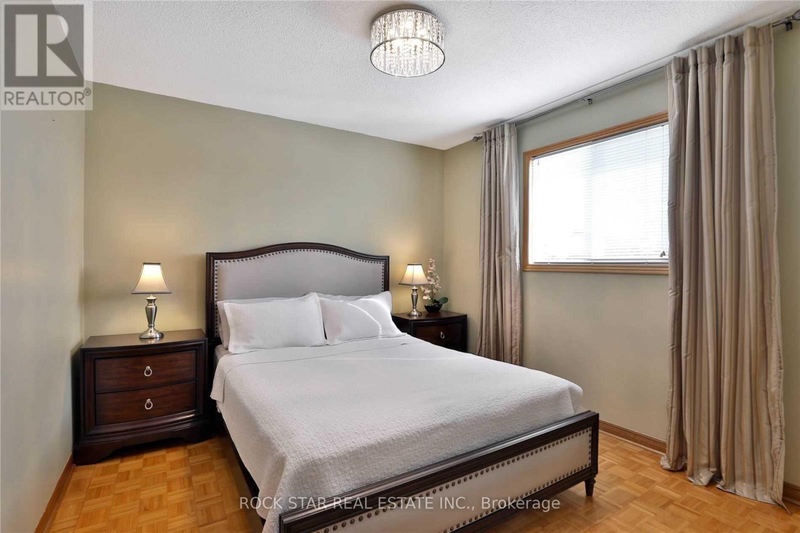 886 Wetherby Lane, Mississauga, Ontario  L4W 4S8 - Photo 12 - W12653408