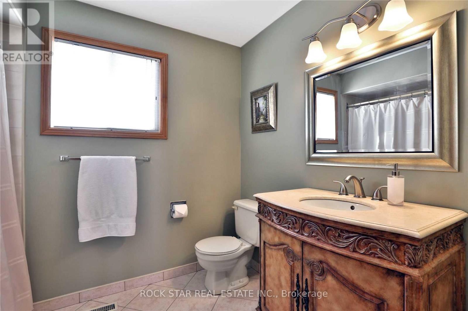 886 Wetherby Lane, Mississauga, Ontario  L4W 4S8 - Photo 13 - W12653408