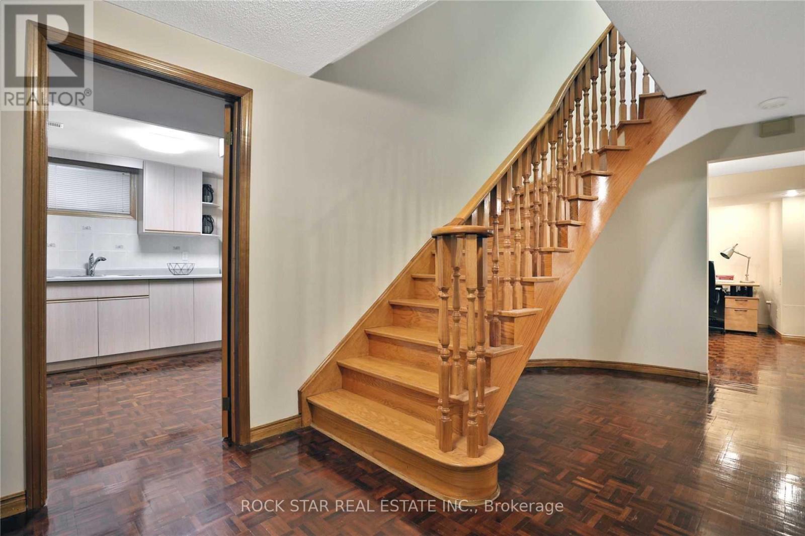 886 Wetherby Lane, Mississauga, Ontario  L4W 4S8 - Photo 14 - W12653408