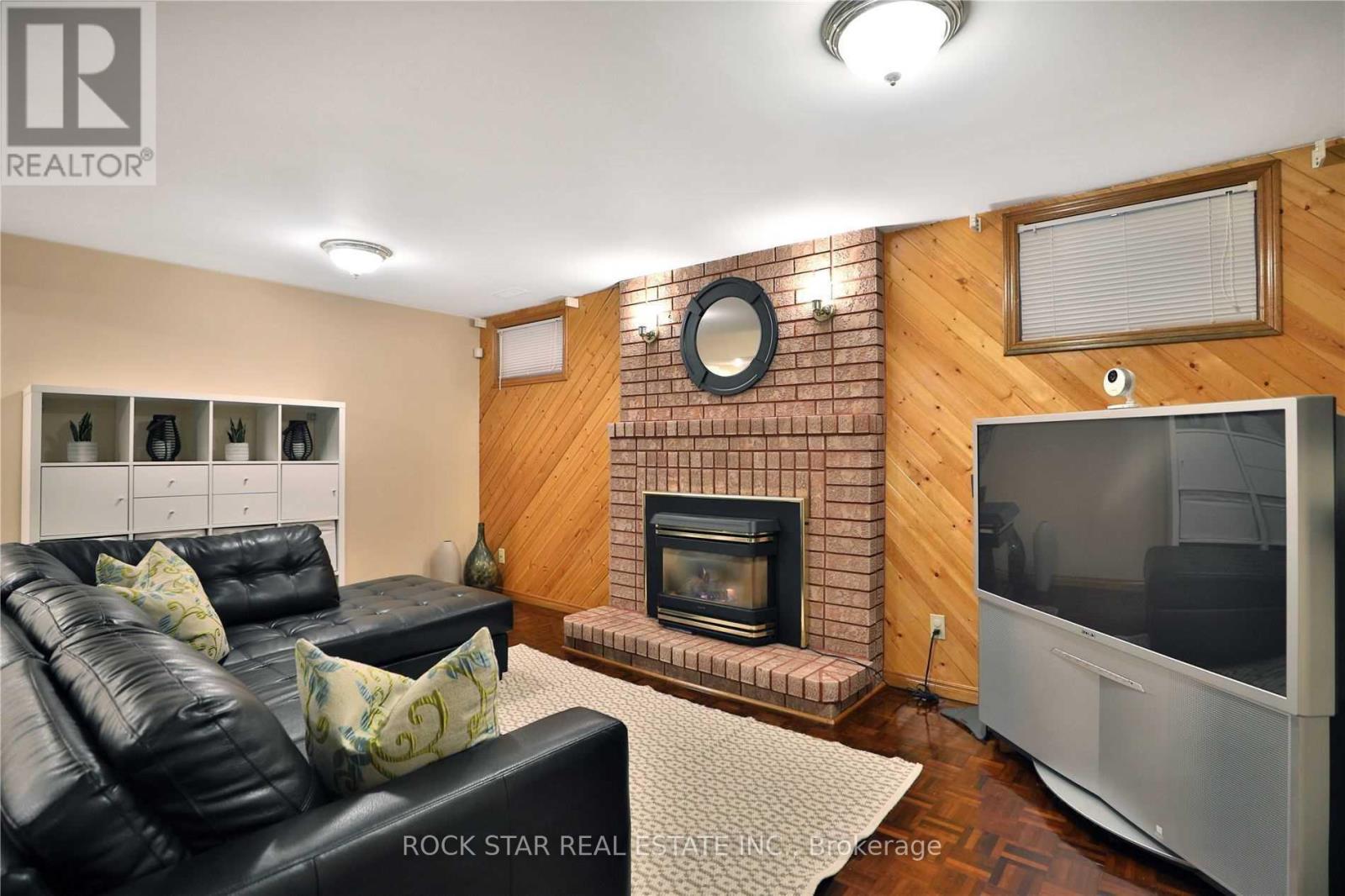 886 Wetherby Lane, Mississauga, Ontario  L4W 4S8 - Photo 15 - W12653408