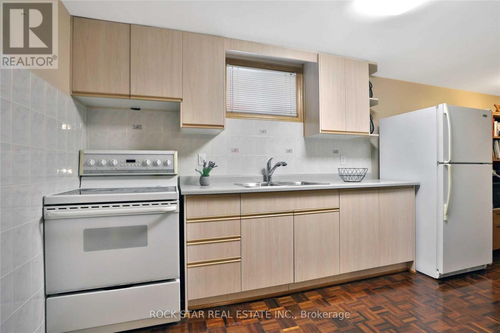 886 Wetherby Lane, Mississauga, Ontario  L4W 4S8 - Photo 17 - W12653408