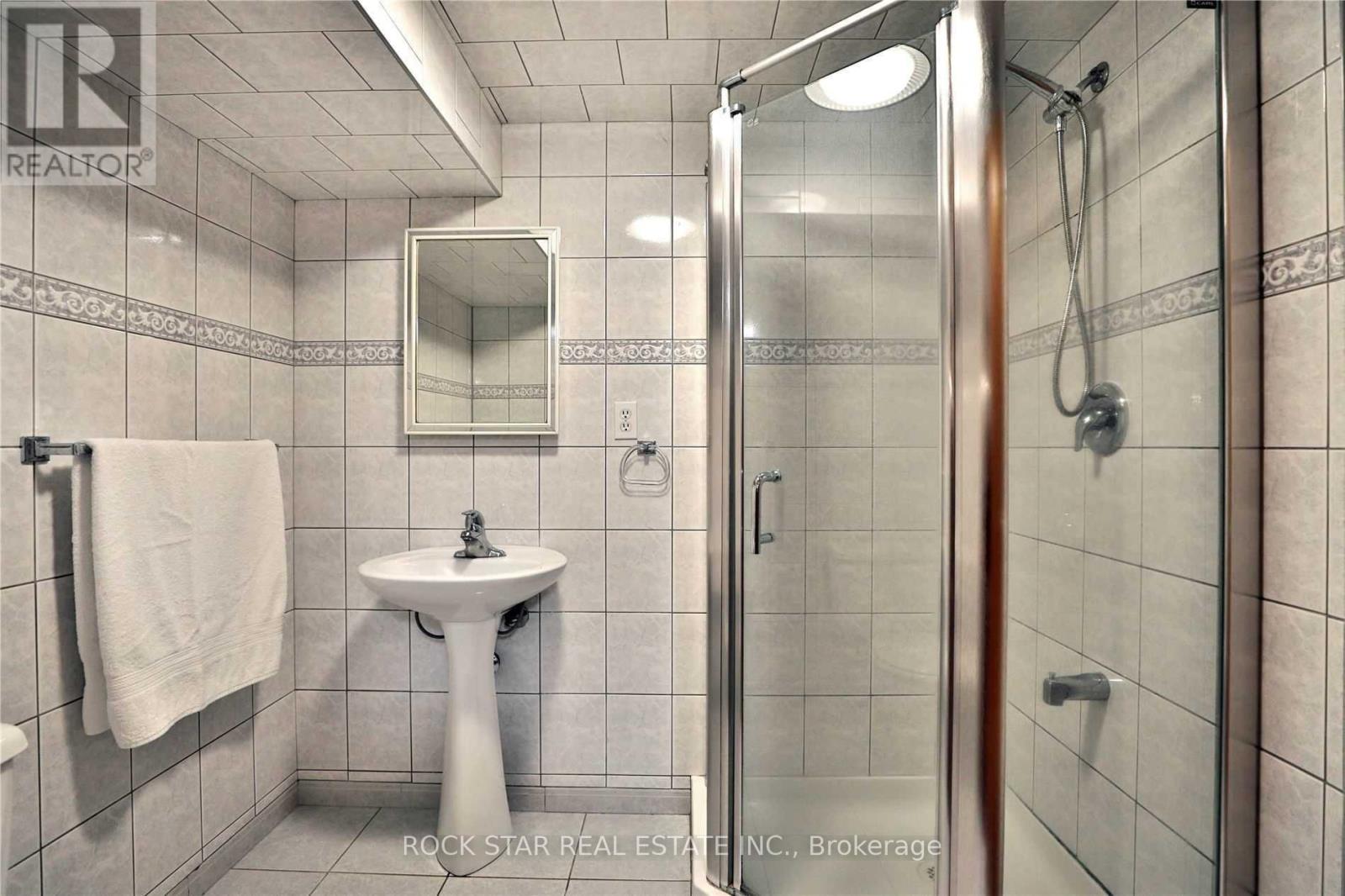 886 Wetherby Lane, Mississauga, Ontario  L4W 4S8 - Photo 18 - W12653408