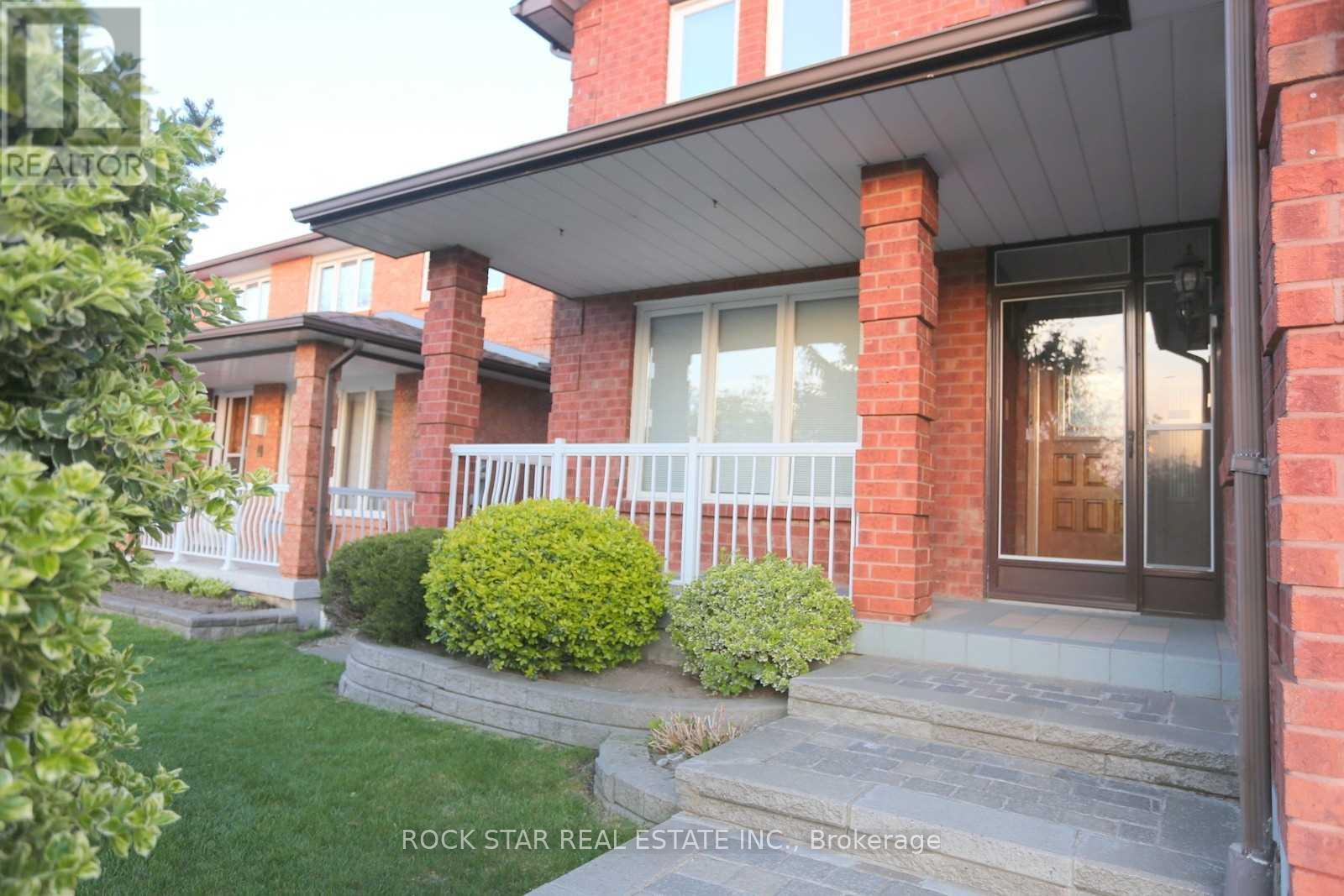 886 Wetherby Lane, Mississauga, Ontario  L4W 4S8 - Photo 2 - W12653408