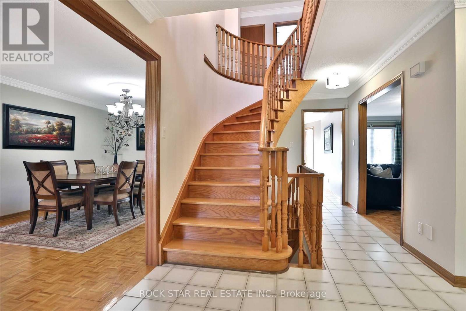 886 Wetherby Lane, Mississauga, Ontario  L4W 4S8 - Photo 3 - W12653408