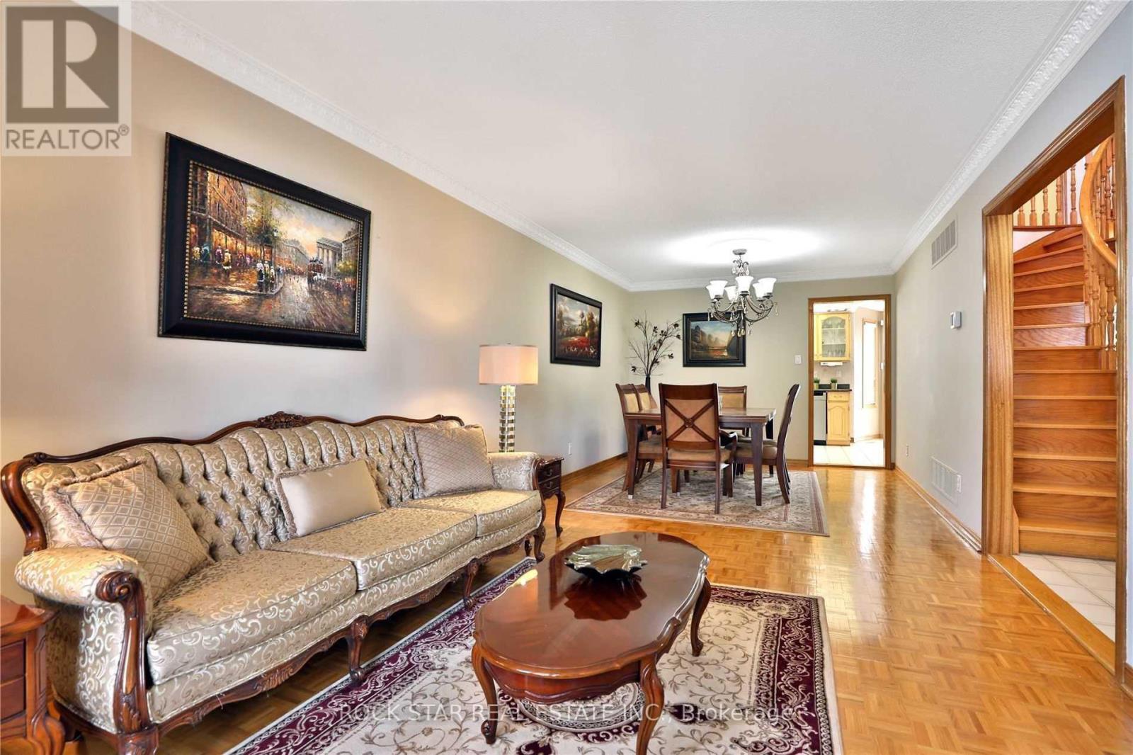 886 Wetherby Lane, Mississauga, Ontario  L4W 4S8 - Photo 4 - W12653408