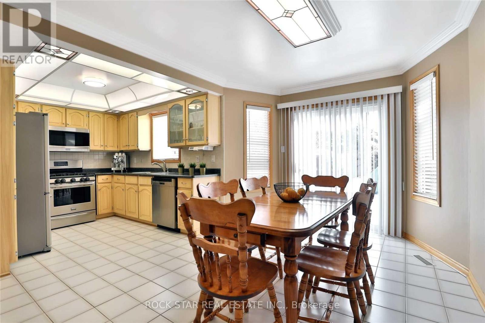 886 Wetherby Lane, Mississauga, Ontario  L4W 4S8 - Photo 6 - W12653408