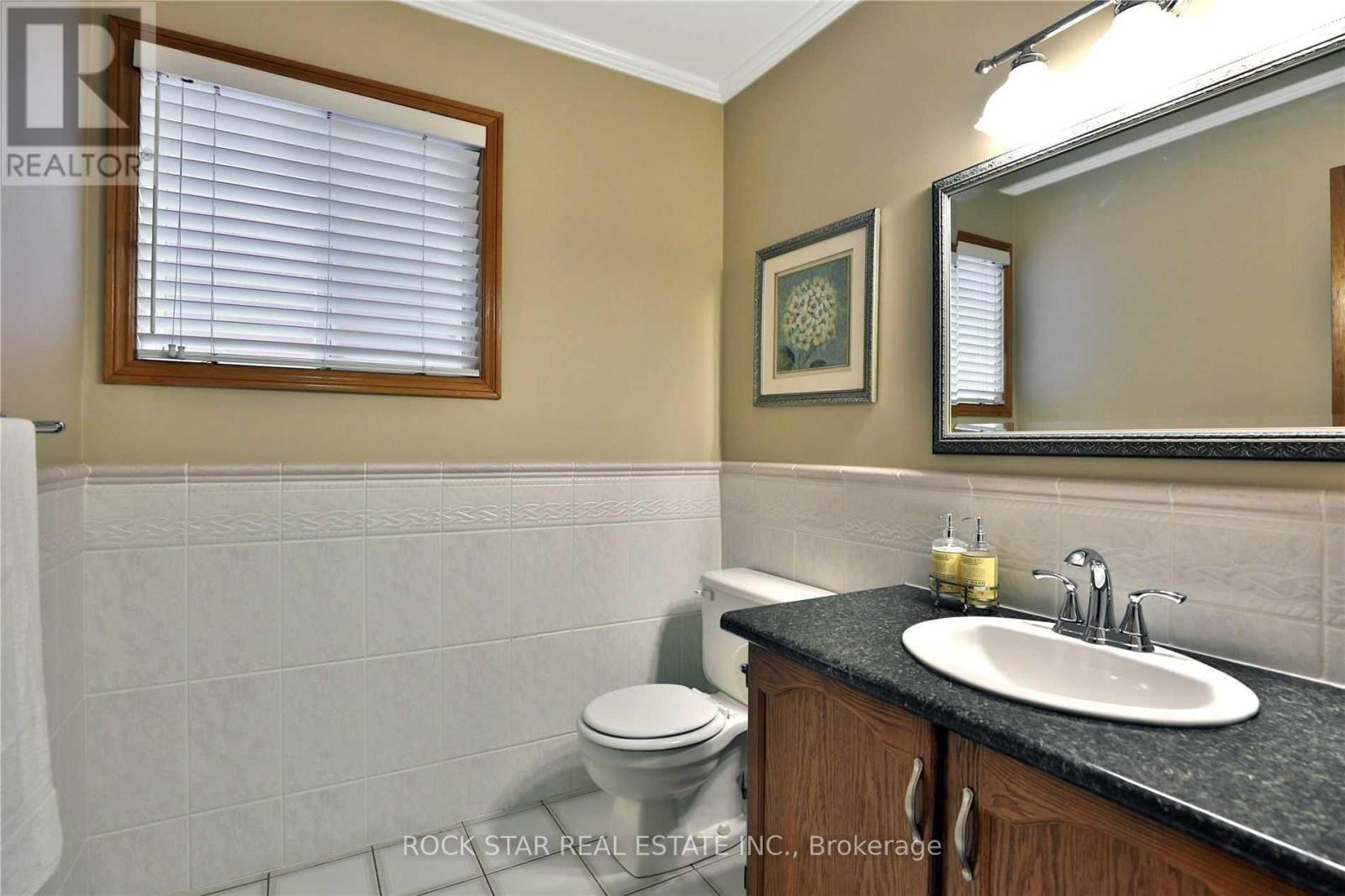 886 Wetherby Lane, Mississauga, Ontario  L4W 4S8 - Photo 9 - W12653408