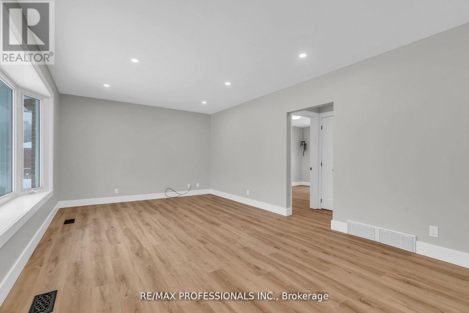 Upper - 139 Byron Avenue, Kitchener, Ontario  N2C 1Z7 - Photo 7 - X12653360