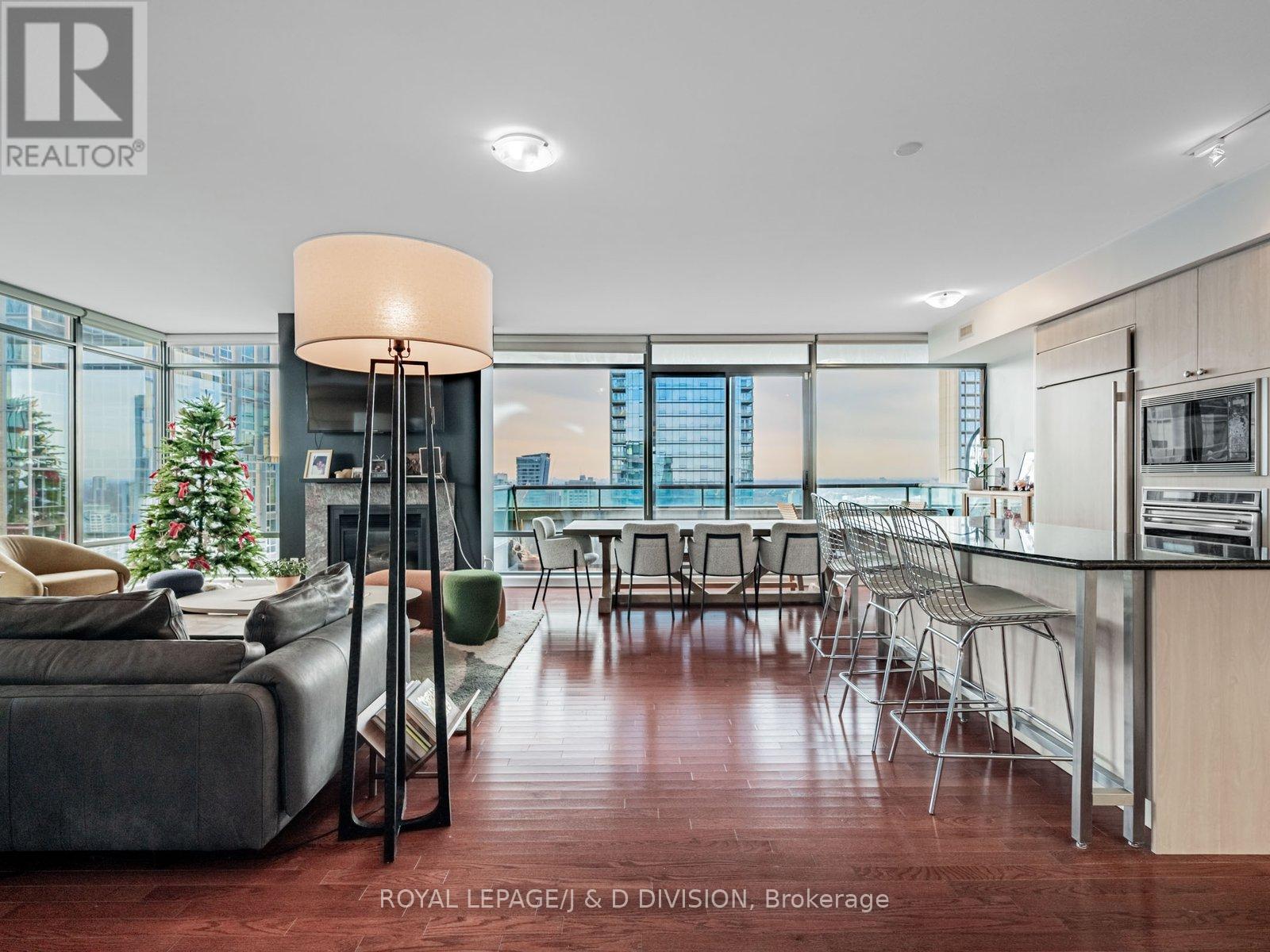 3402 - 18 Yorkville Avenue, Toronto, Ontario  M4W 3Y8 - Photo 2 - C12653438