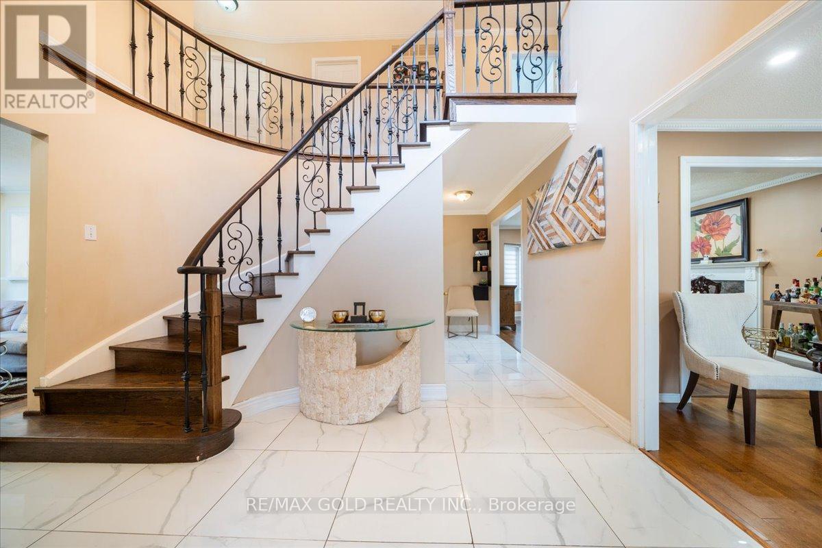 92 Jaffa Drive, Brampton, Ontario  L6S 4C6 - Photo 7 - W12538290