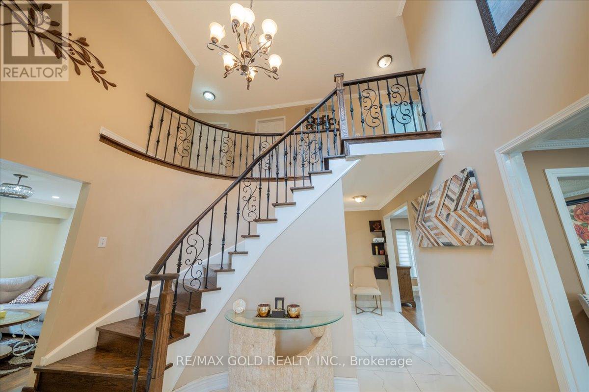 92 Jaffa Drive, Brampton, Ontario  L6S 4C6 - Photo 6 - W12538290