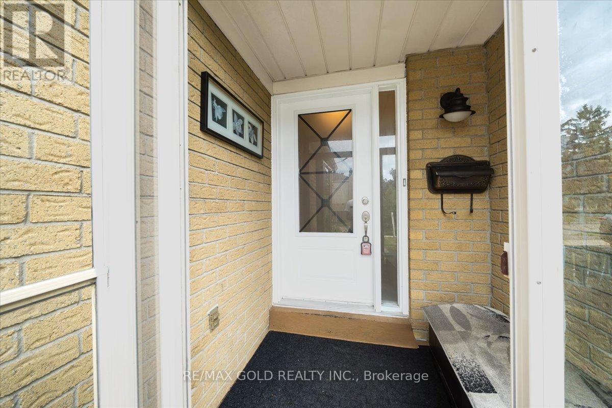 92 Jaffa Drive, Brampton, Ontario  L6S 4C6 - Photo 4 - W12538290