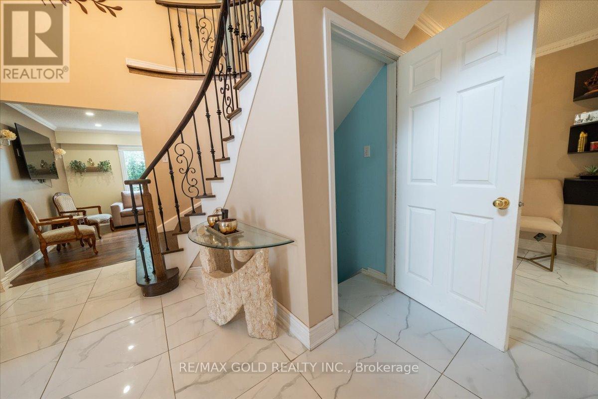 92 Jaffa Drive, Brampton, Ontario  L6S 4C6 - Photo 8 - W12538290