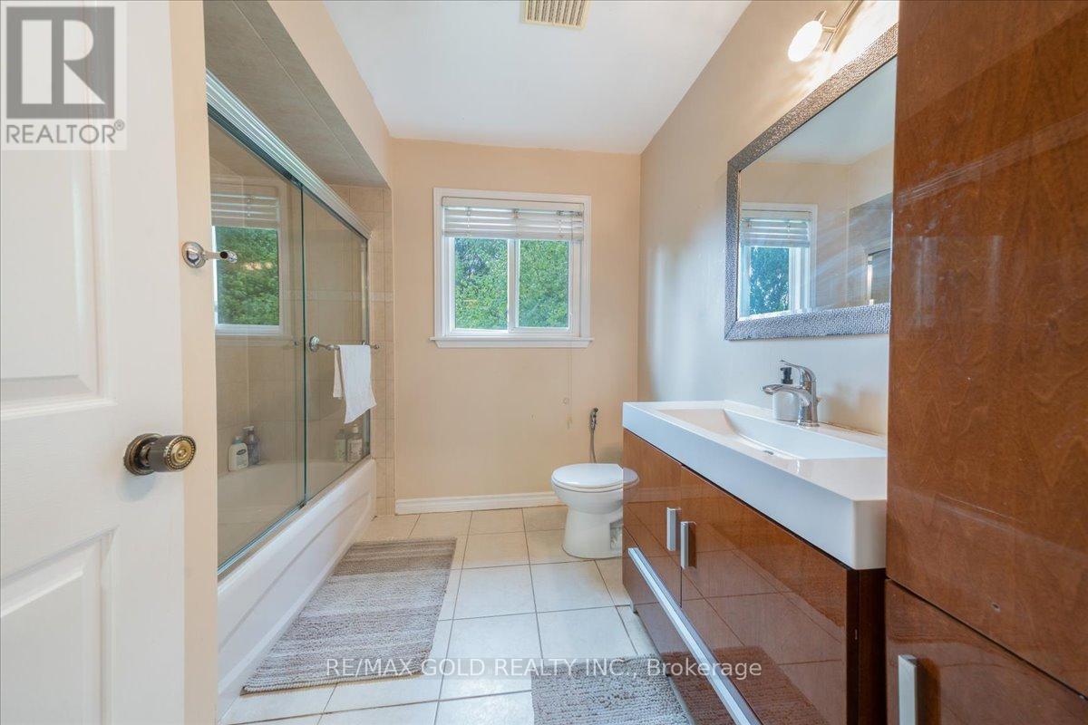 92 Jaffa Drive, Brampton, Ontario  L6S 4C6 - Photo 30 - W12538290