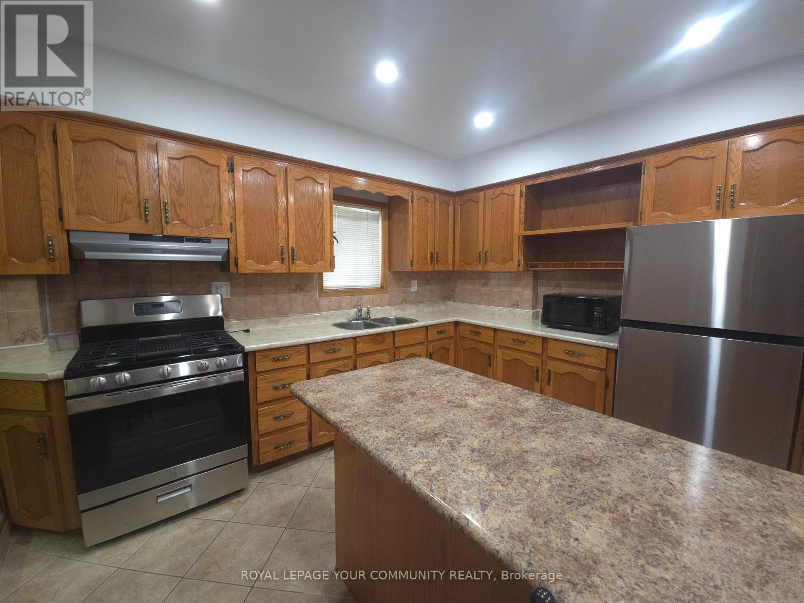 5 Rideau Avenue, Toronto, Ontario  M6K 1S1 - Photo 3 - W12653454