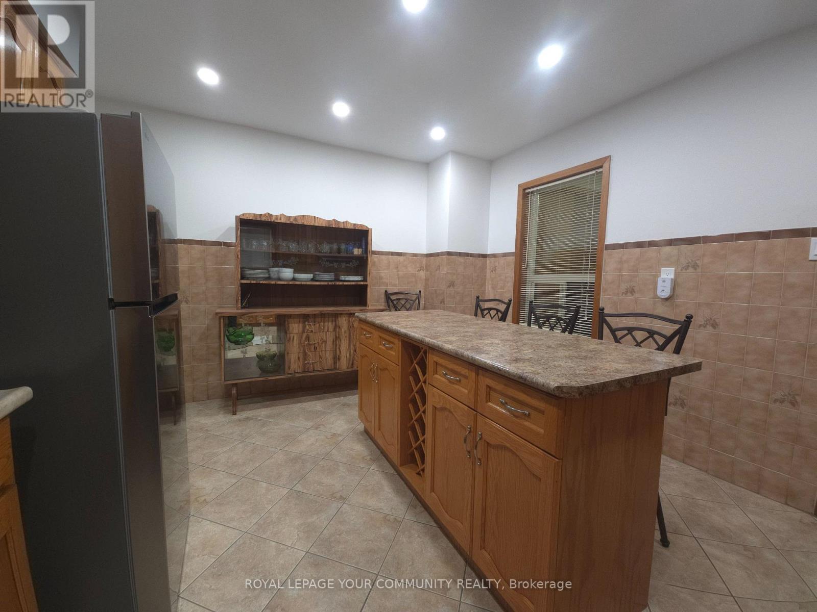 5 Rideau Avenue, Toronto, Ontario  M6K 1S1 - Photo 4 - W12653454