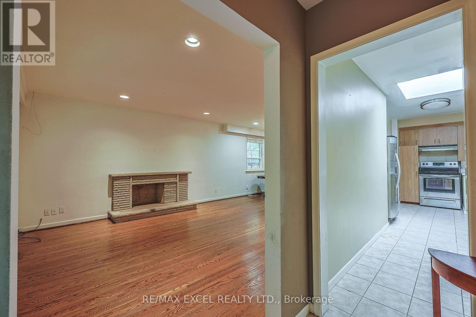 Main Fl - 241 Burnett Avenue W, Toronto, Ontario  M2N 1V9 - Photo 3 - C12653546