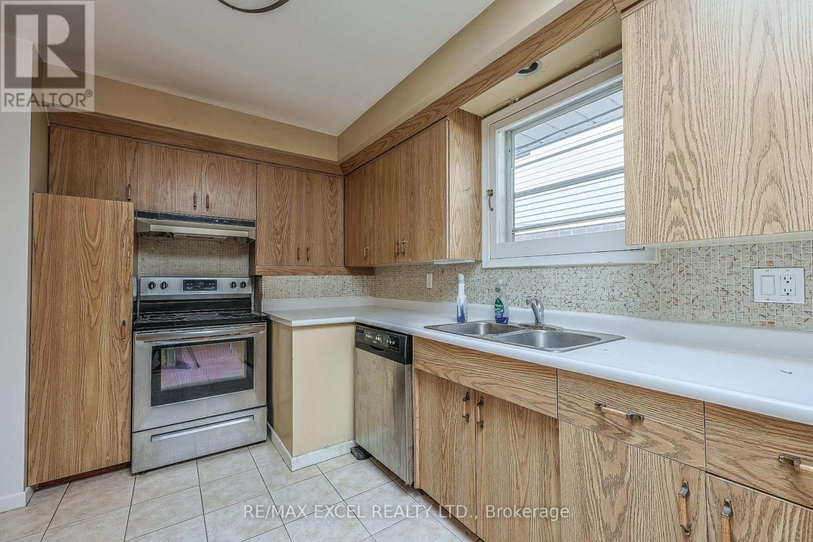 Main Fl - 241 Burnett Avenue W, Toronto, Ontario  M2N 1V9 - Photo 5 - C12653546