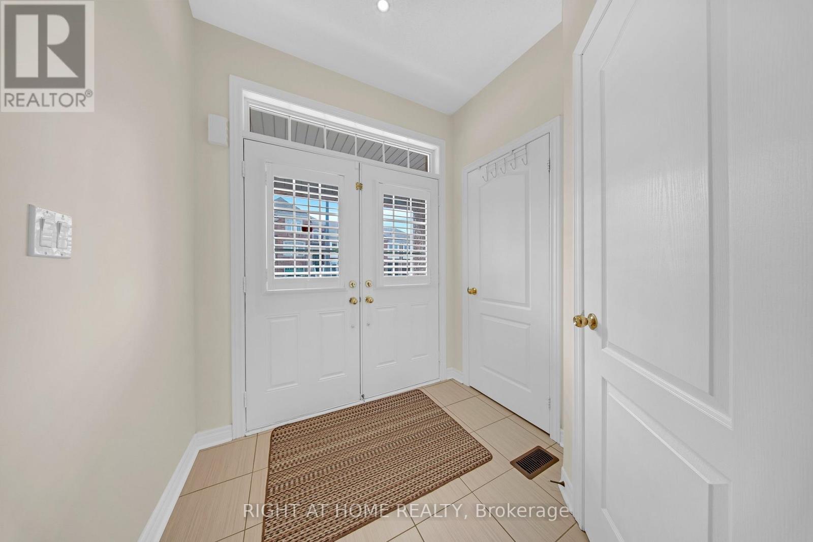 51 Lorenzo Circle, Brampton, Ontario  L6R 3N4 - Photo 2 - W12653582