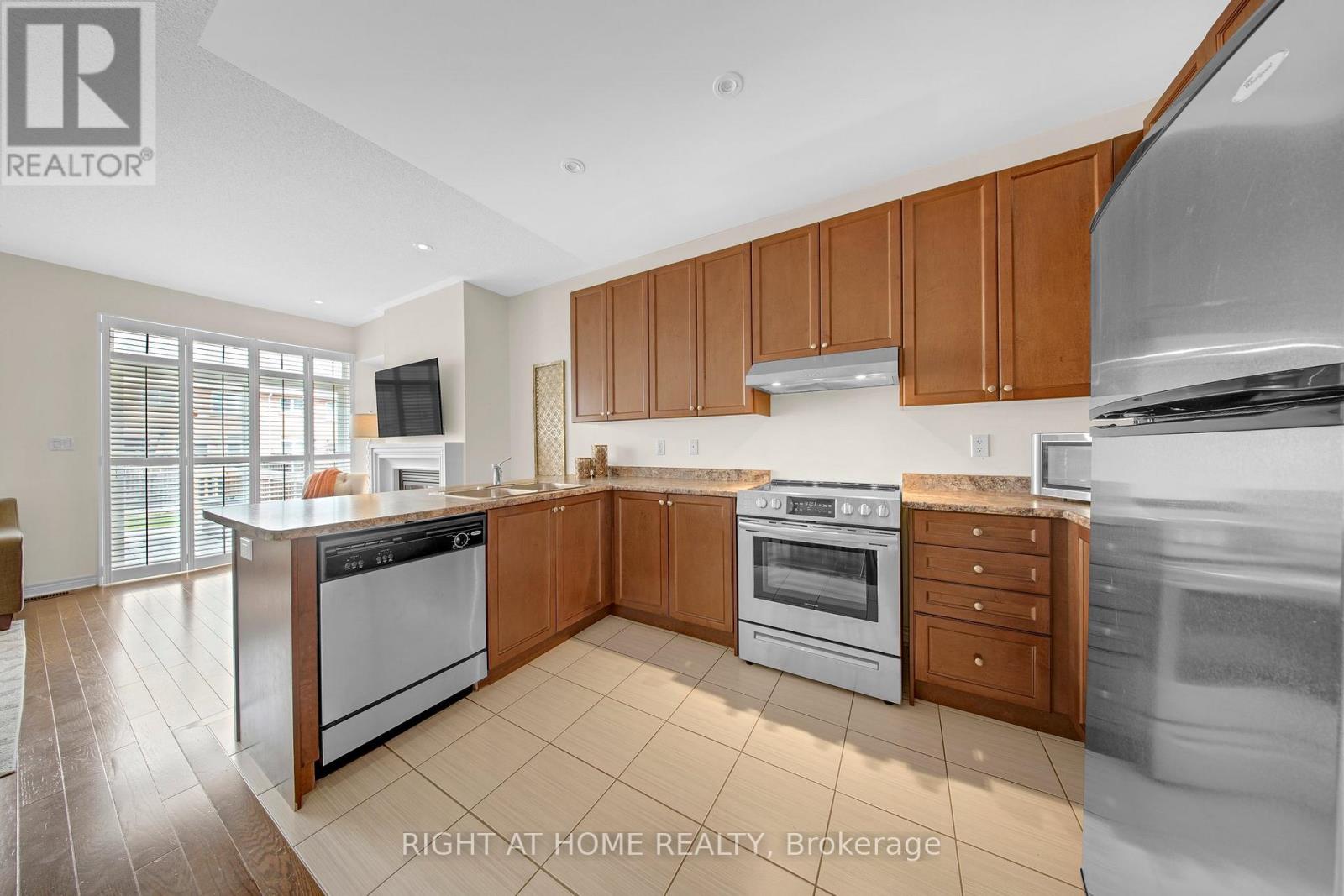 51 Lorenzo Circle, Brampton, Ontario  L6R 3N4 - Photo 8 - W12653582