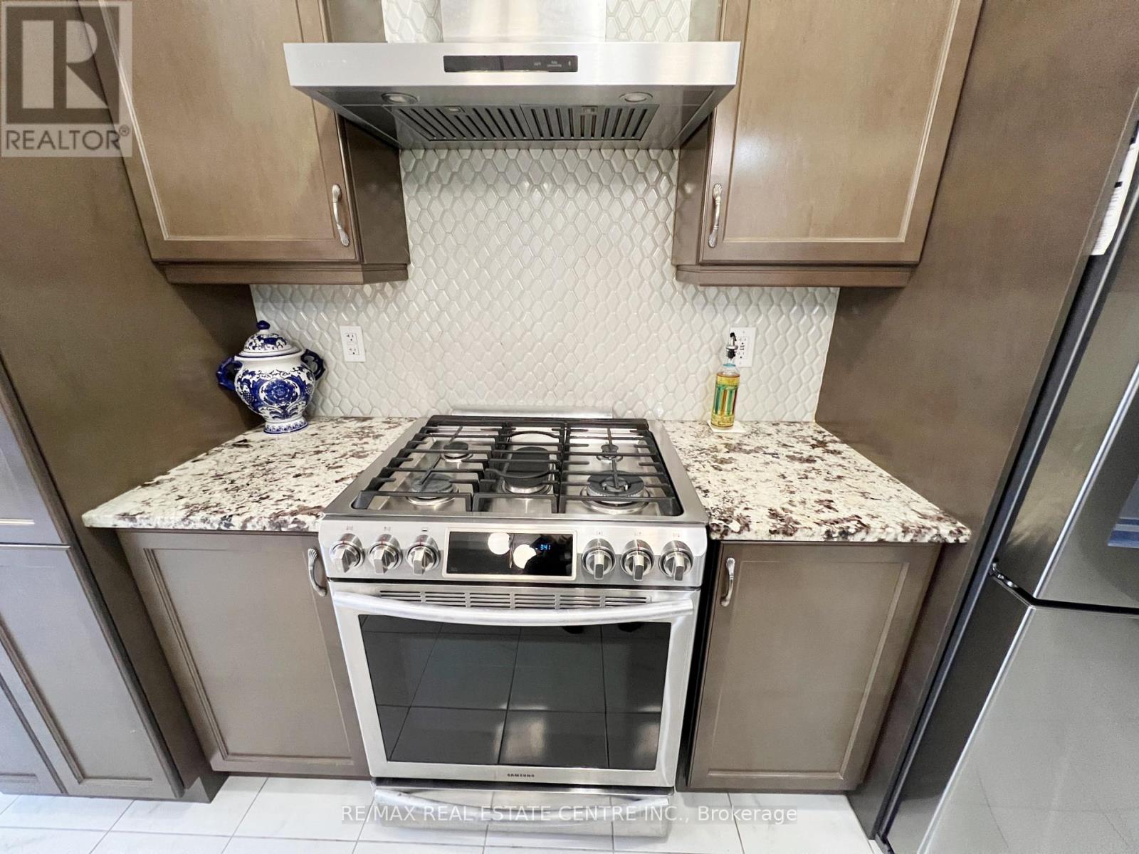 1300 Basswood Crescent, Milton, Ontario  L9T 7E7 - Photo 15 - W12650970