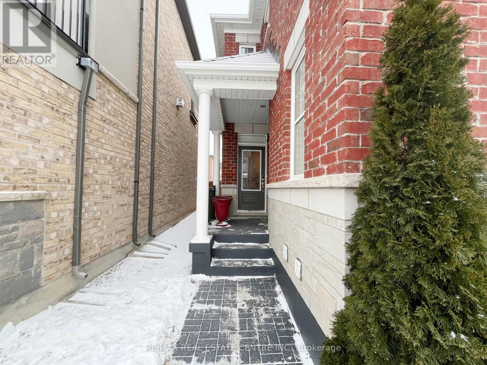 1300 Basswood Crescent, Milton, Ontario  L9T 7E7 - Photo 4 - W12650970