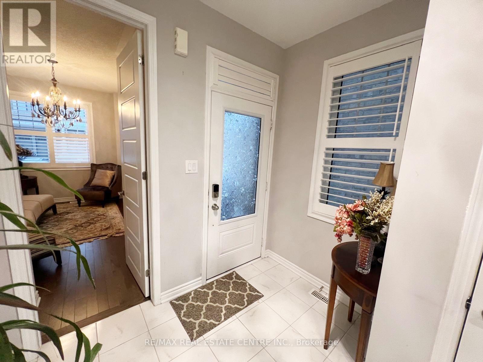 1300 Basswood Crescent, Milton, Ontario  L9T 7E7 - Photo 6 - W12650970