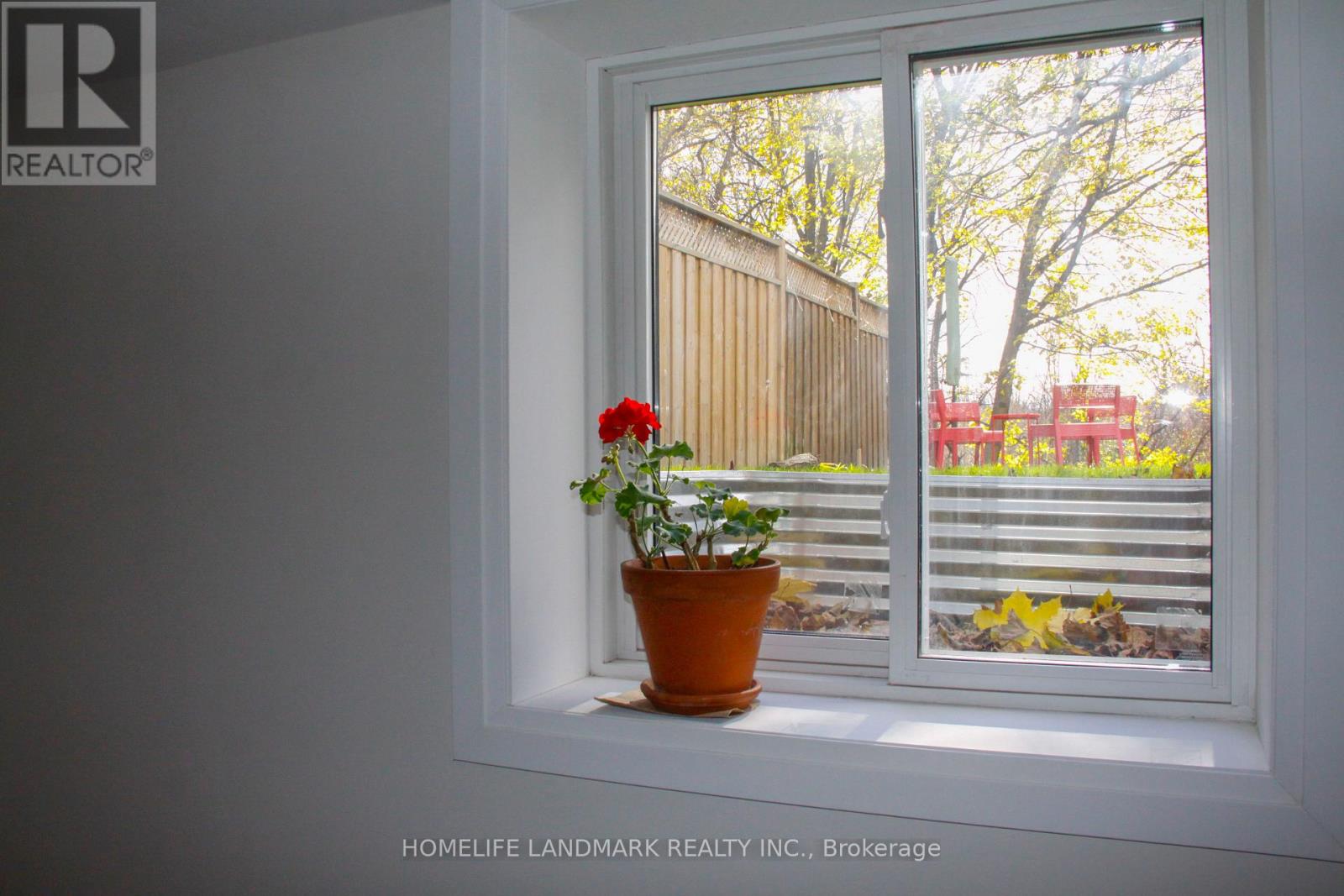 65 Glenwood Crescent, Toronto, Ontario  M4B 1J8 - Photo 12 - E12653608