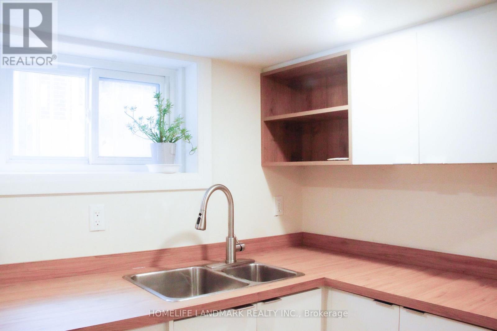 65 Glenwood Crescent, Toronto, Ontario  M4B 1J8 - Photo 5 - E12653608