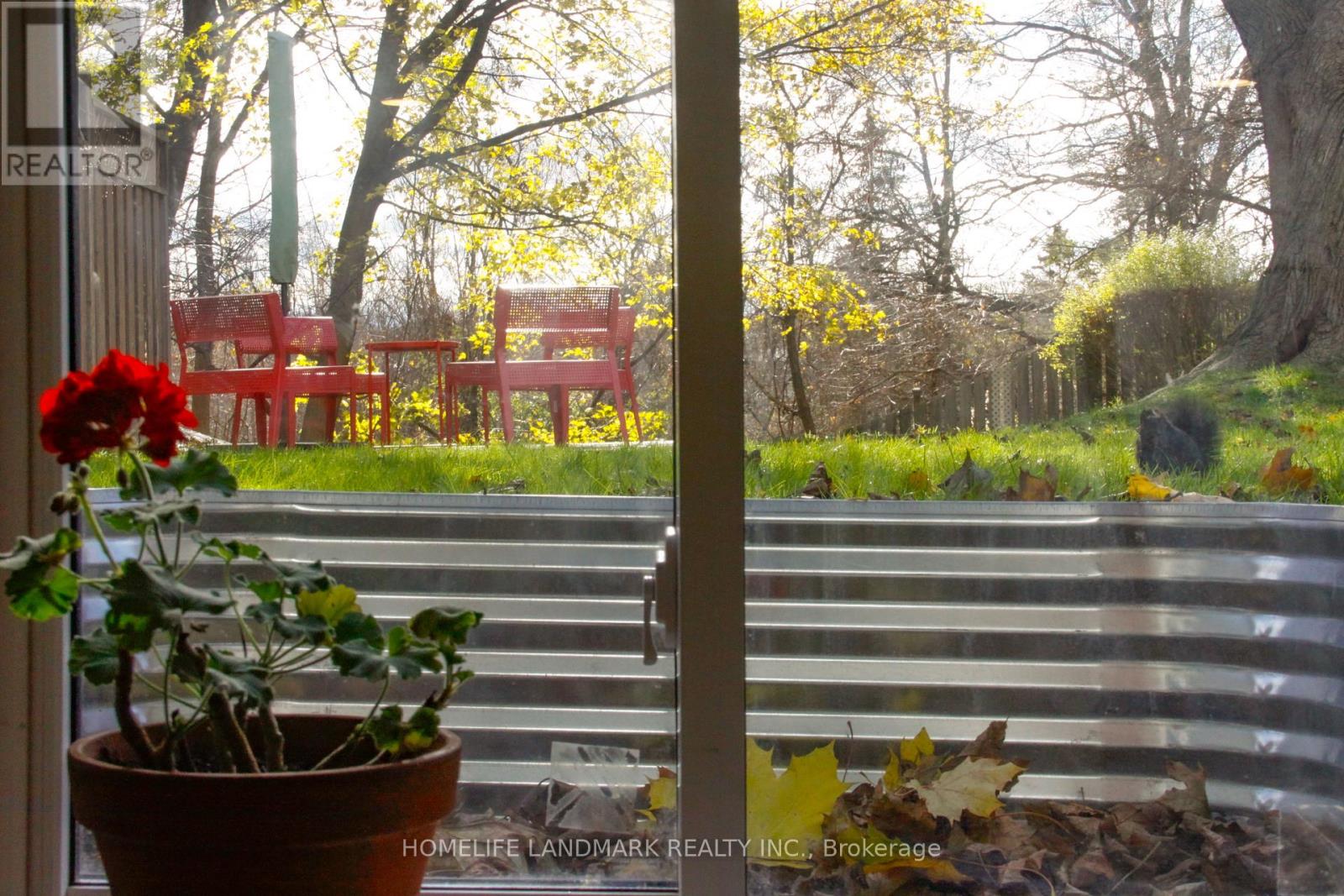 65 Glenwood Crescent, Toronto, Ontario  M4B 1J8 - Photo 9 - E12653608