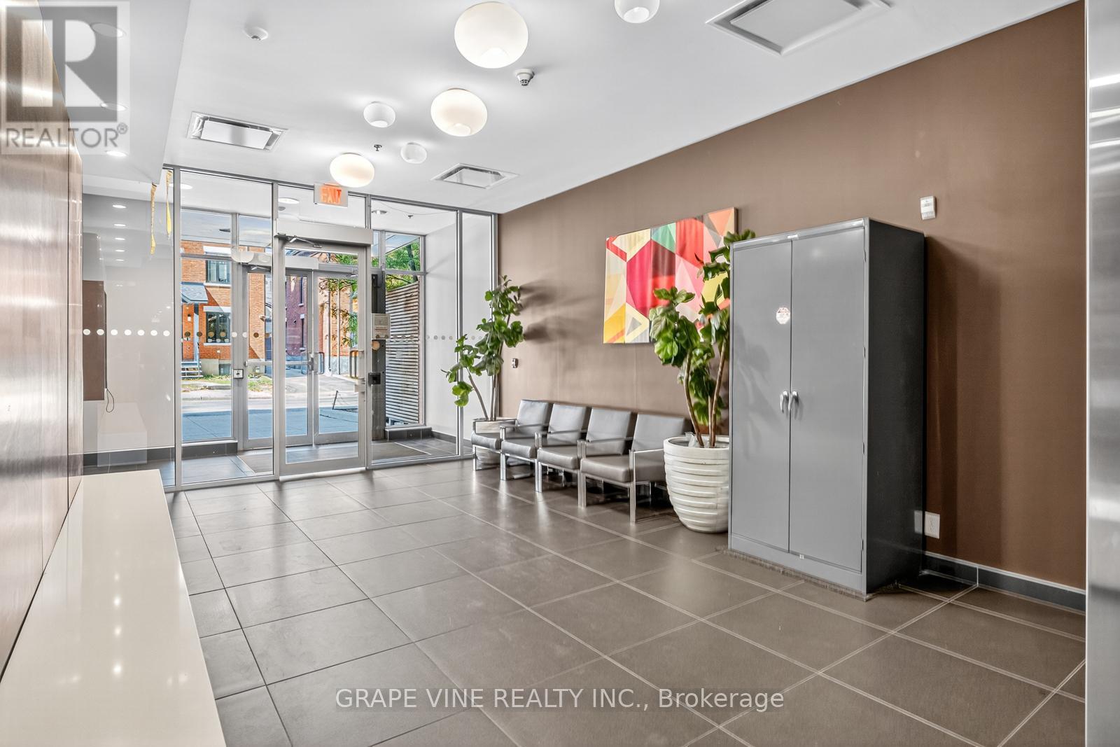 750 - 340 Mcleod Street, Ottawa, Ontario K2P 1A4 - Photo 3 - X12653618