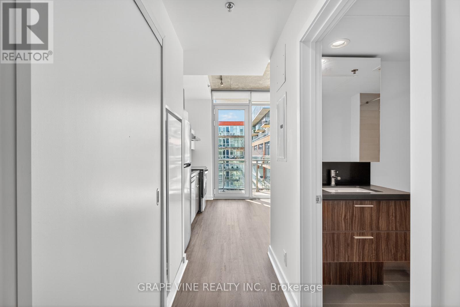 750 - 340 Mcleod Street, Ottawa, Ontario K2P 1A4 - Photo 8 - X12653618